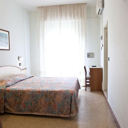 Hotel Latini ริมินี ภายนอก รูปภาพ