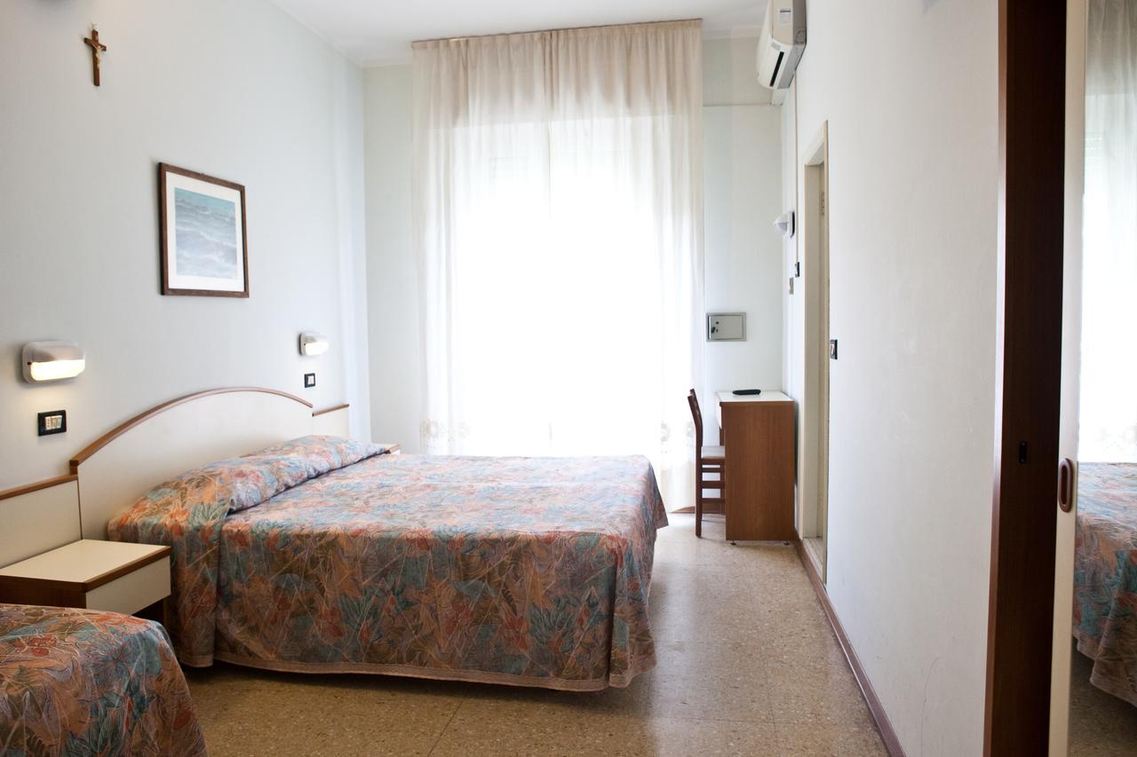 Hotel Latini ริมินี ภายนอก รูปภาพ