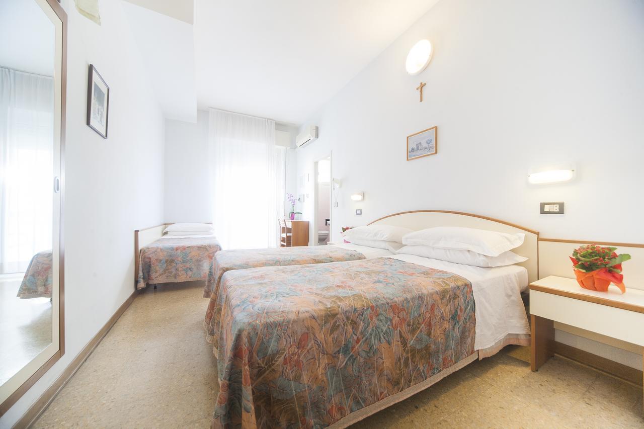 Hotel Latini ริมินี ภายนอก รูปภาพ