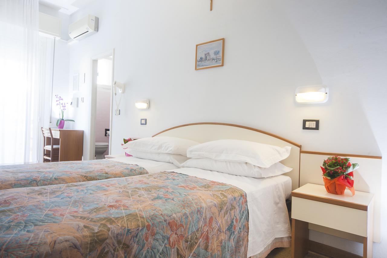 Hotel Latini ริมินี ภายนอก รูปภาพ