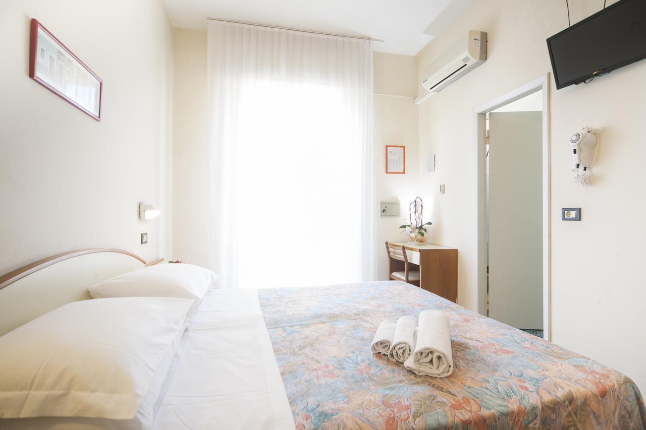 Hotel Latini ริมินี ภายนอก รูปภาพ