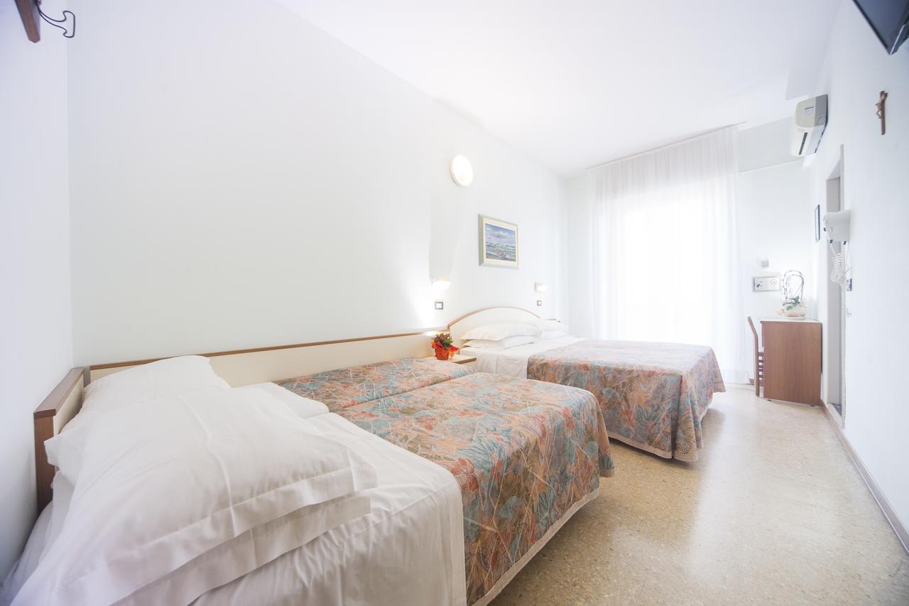 Hotel Latini ริมินี ภายนอก รูปภาพ