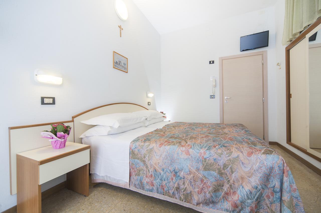 Hotel Latini ริมินี ภายนอก รูปภาพ